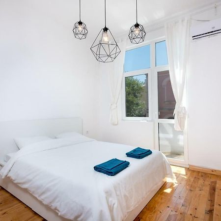 The White Apartment - Bogoridi Main Street Burgas Esterno foto