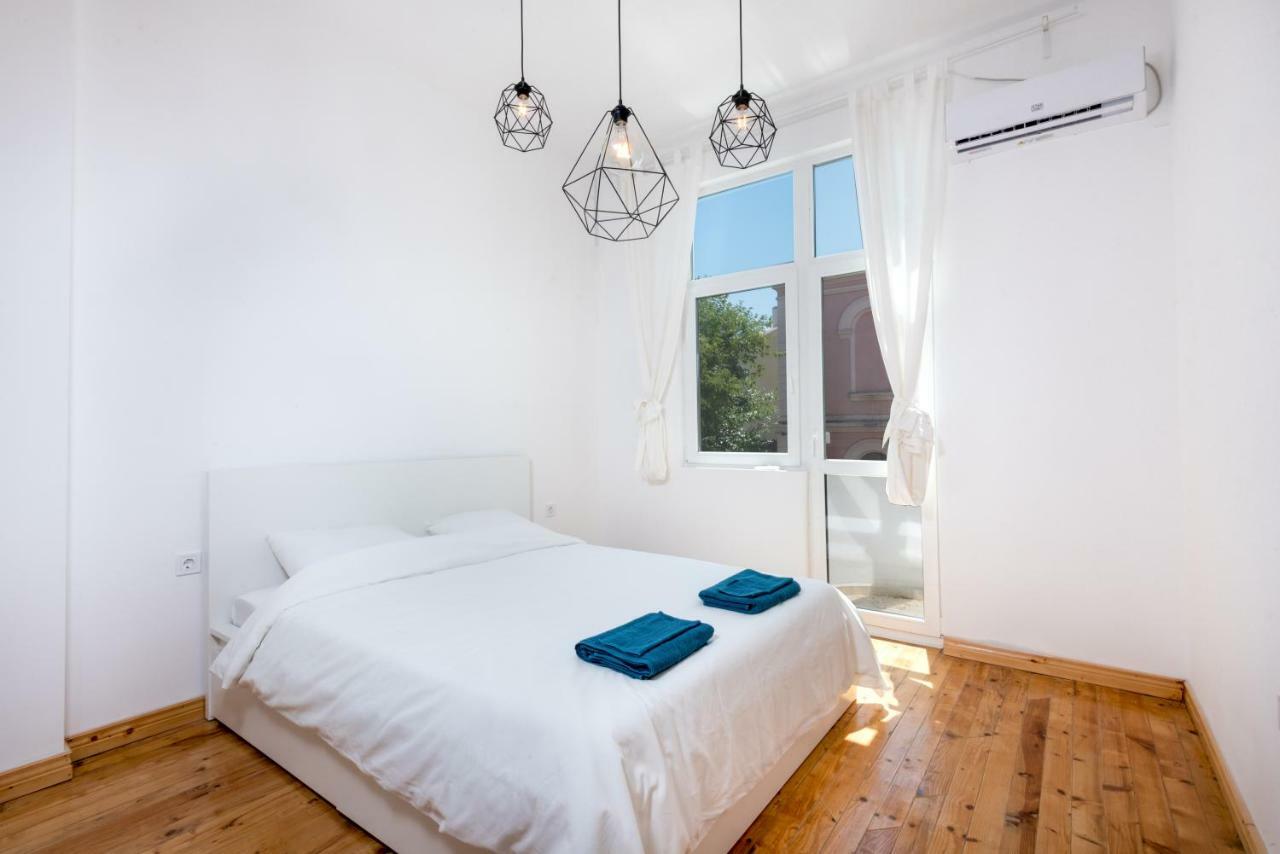 The White Apartment - Bogoridi Main Street Burgas Esterno foto